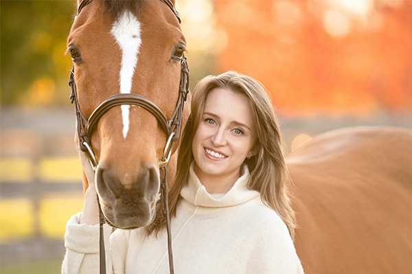 katie blum posing with her horse