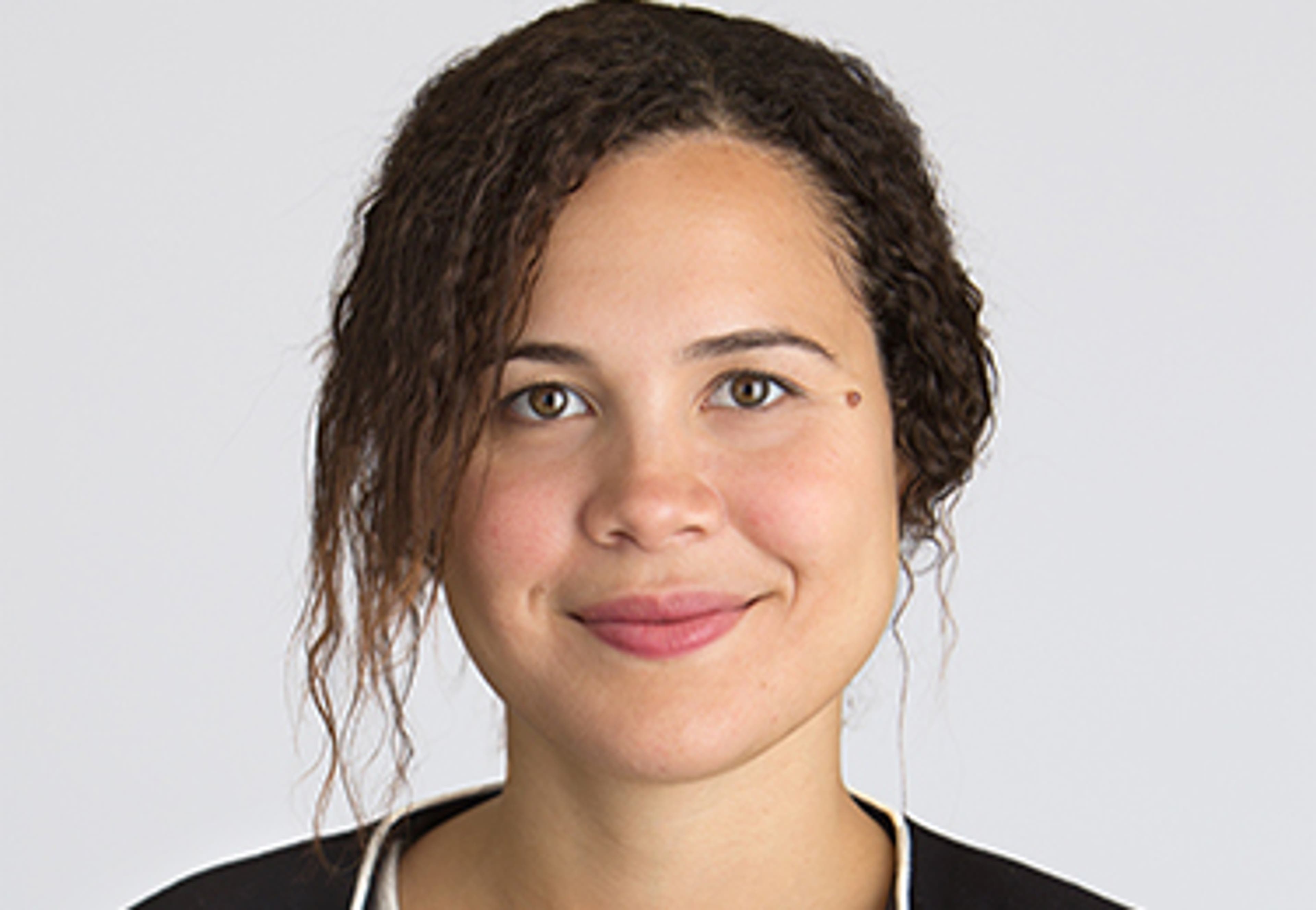 Headshot of Iliana Oris Valiente, CPA, CA